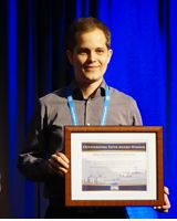 Fabian Stoppel auf der Preisverleihung in Anchorage. Links Prof. Gary Fedder Prof. Satoshi Konishi und Prof. Pasqualina M. Sarromit vom Organisationskomitee