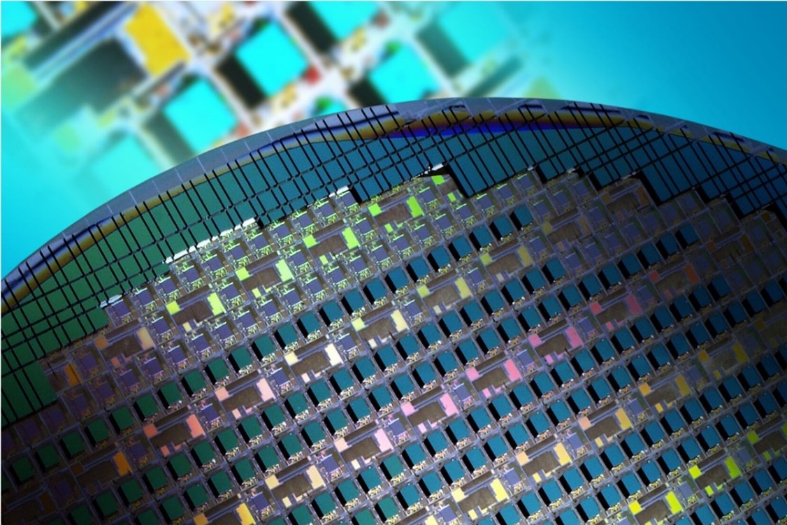 Post-CMOS Drucksensor-Chiplets mit Wafer-level Gehäusen vor ihrer Separierung.